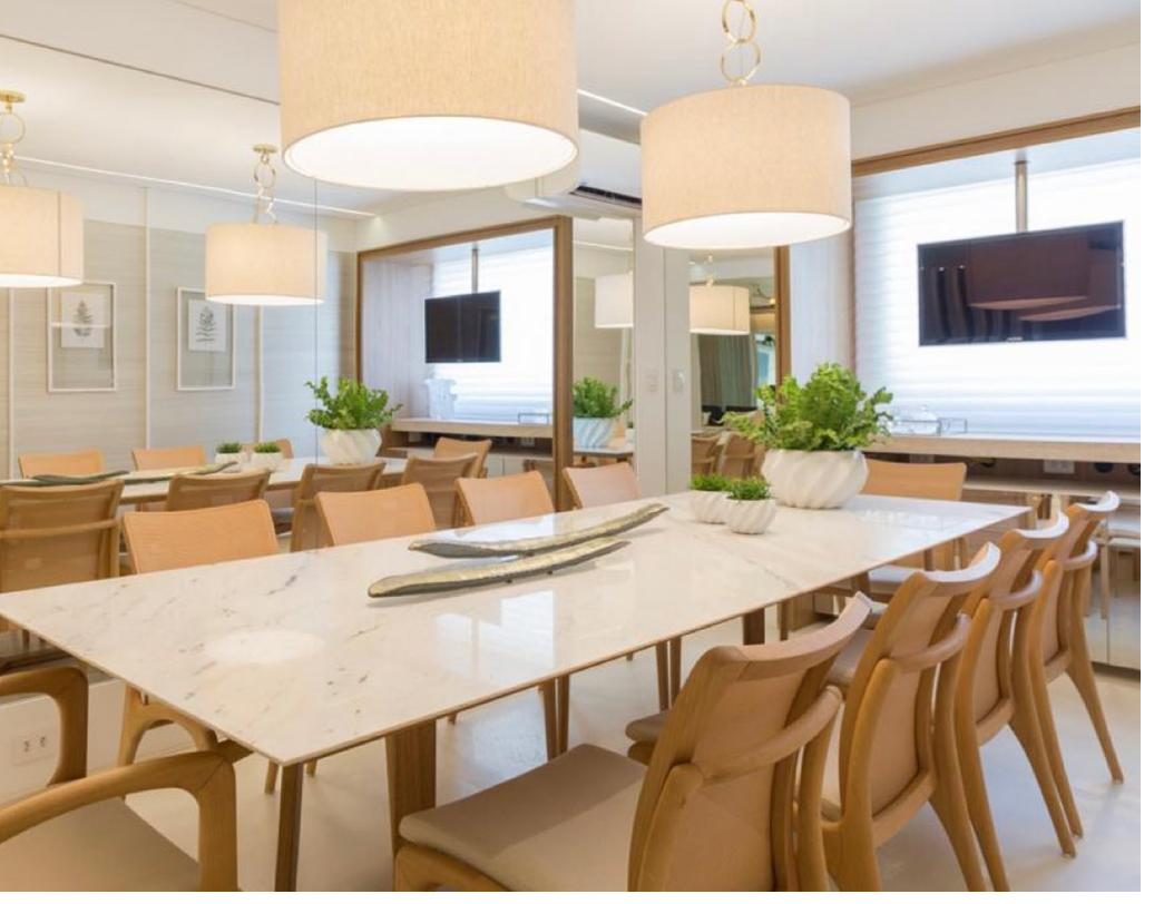 Mesa de jantar com tampo em mármore